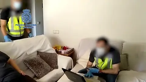 Detienen a un pederasta que hackeó cámaras domésticas y vendió los vídeos de más de 1.000 niños desnudos Detienen a un pederasta que hackeó cámaras domésticas y vendió los vídeos de más de 1.000 niños desnudos