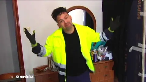 De subir a los escenarios de toda Galicia a subir al camión de la basura de su pueblo De subir a los escenarios de toda Galicia a subir al camión de la basura de su pueblo