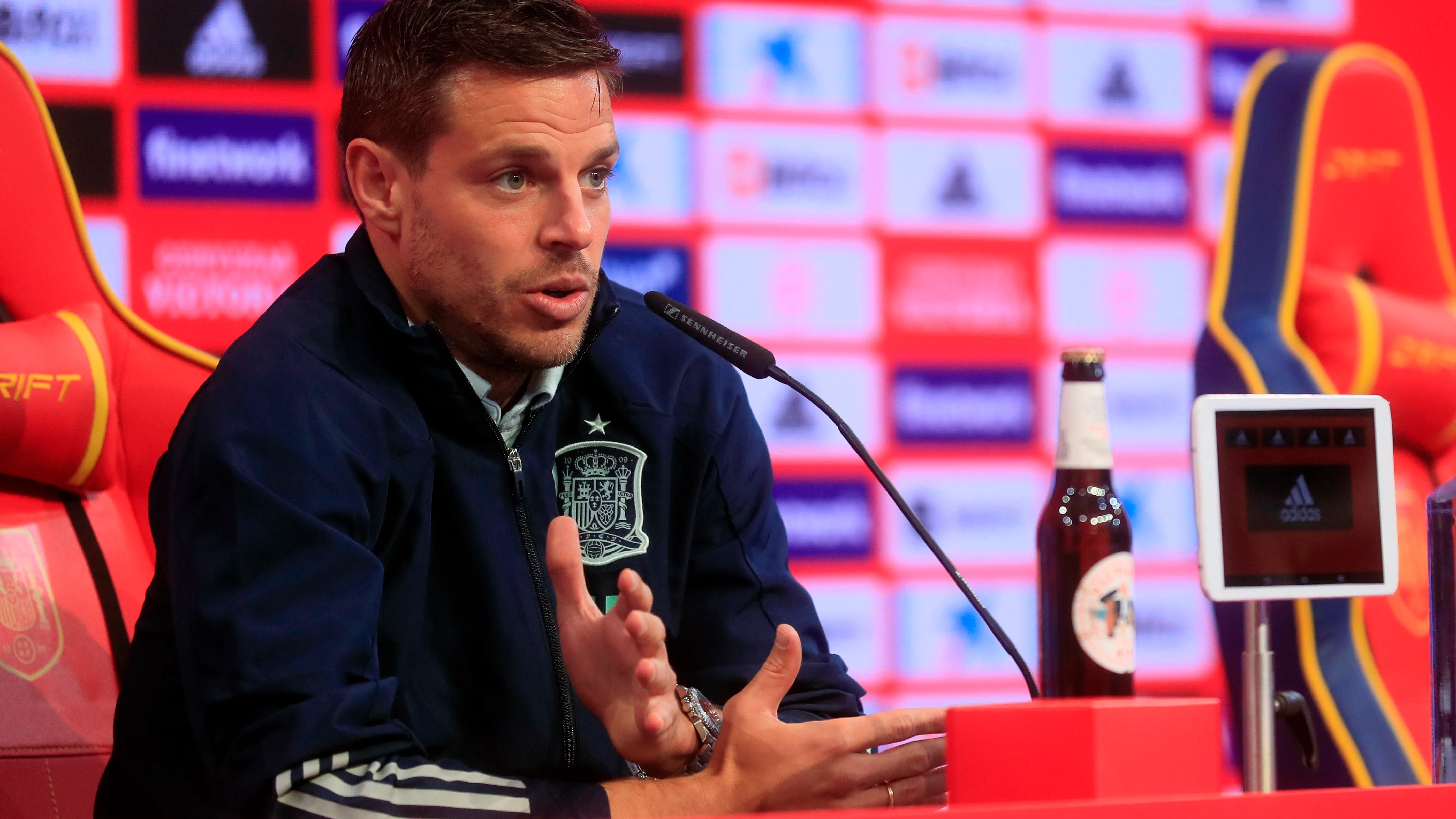 César Azpilicueta durante la rueda de prensa ofrecida este lunes en la Ciudad del Fútbol de Las Rozas César Azpilicueta durante la rueda de prensa ofrecida este lunes en la Ciudad del Fútbol de Las Rozas