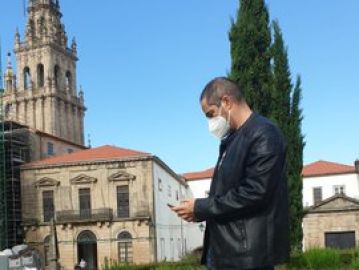La historia detr&aacute;s de Carlos, el transportista que ha escrito su curr&iacute;culum en una caja rota de Amazon