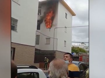 Rescatan a una anciana de 80 años del incendio en su vivienda en Écija