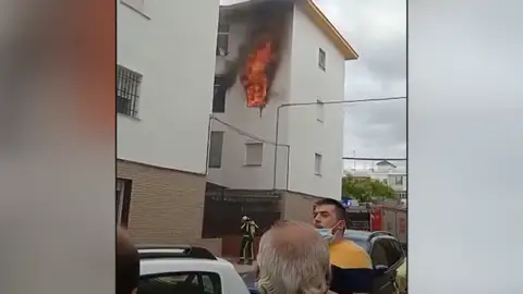 Rescatan a una anciana de 80 años del incendio en su vivienda en Écija Rescatan a una anciana de 80 años del incendio en su vivienda en Écija