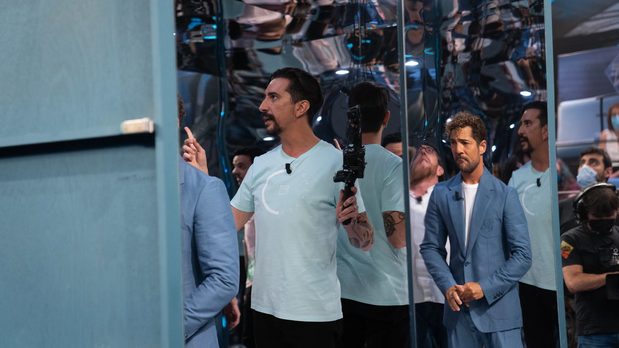 Marron mete a David Bisbal y Luis Fonsi en una habitación de espejos... ¡con efectos increíbles! Marron mete a David Bisbal y Luis Fonsi en una habitación de espejos... ¡con efectos increíbles!