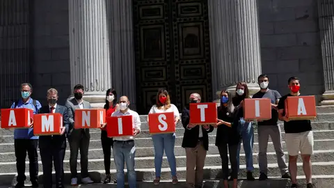 El independentismo presenta firmas en el Congreso pidiendo la amnistía para los presos del procés El independentismo presenta firmas en el Congreso pidiendo la amnistía para los presos del procés