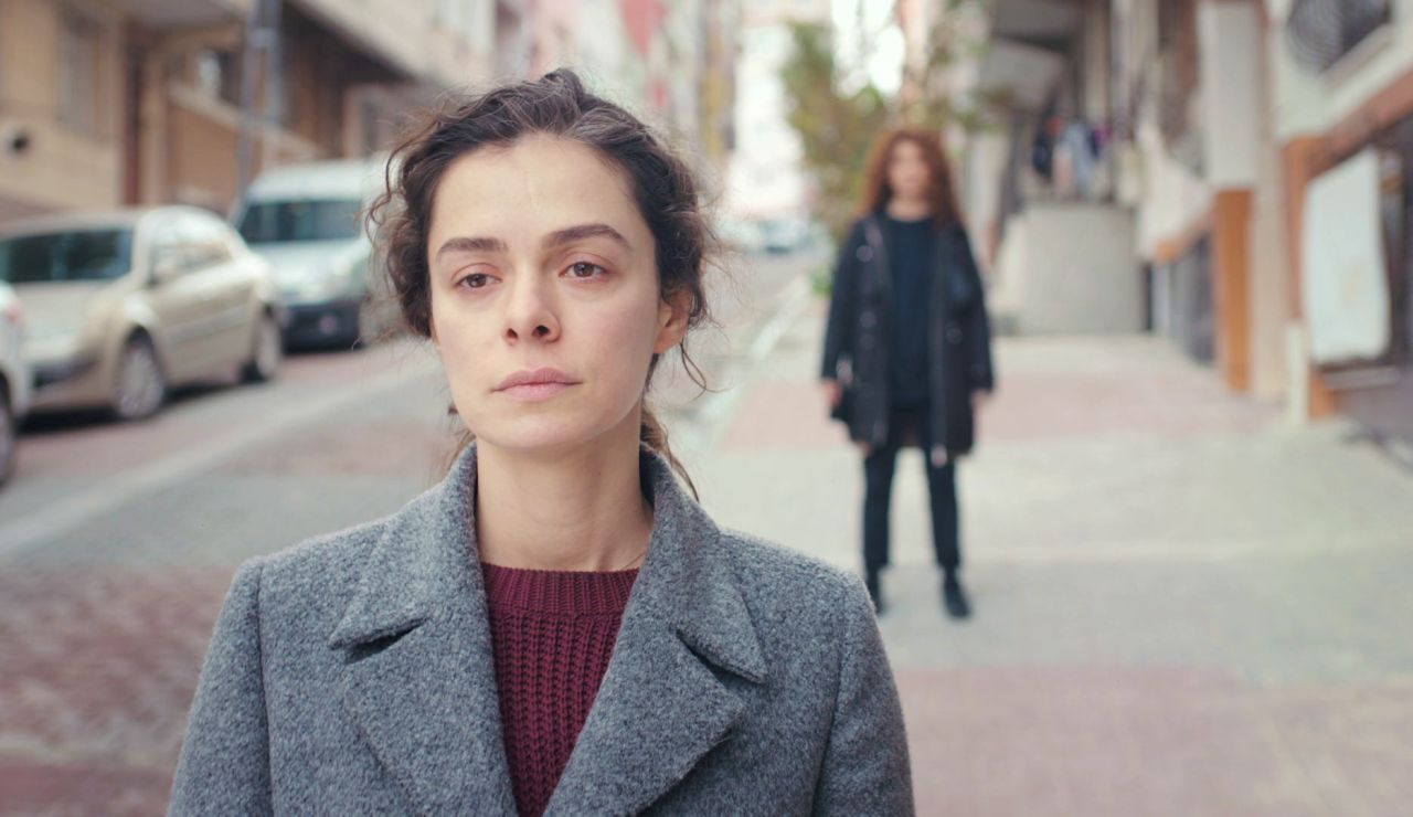 Sirin presiona a Bahar para que rechace el dinero de la herencia de Hatice Sirin presiona a Bahar para que rechace el dinero de la herencia de Hatice