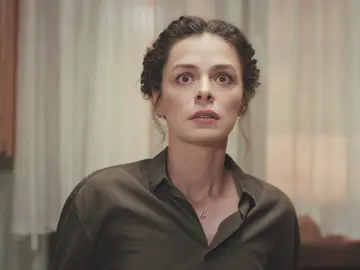 Arif sube a buscar a Sirin, se escucha un disparo… ¡y Bahar se teme lo peor! Arif sube a buscar a Sirin, se escucha un disparo… ¡y Bahar se teme lo peor!