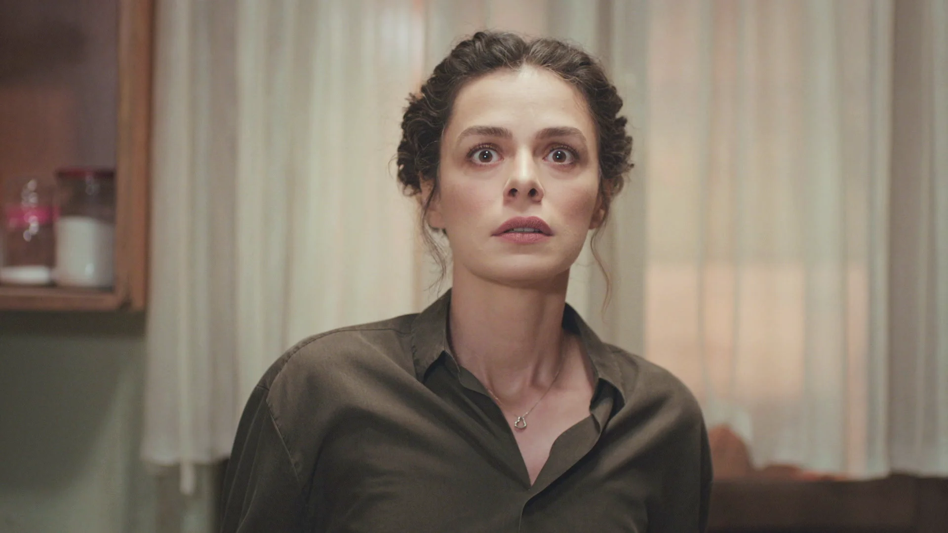 Arif sube a buscar a Sirin, se escucha un disparo… ¡y Bahar se teme lo peor! Arif sube a buscar a Sirin, se escucha un disparo… ¡y Bahar se teme lo peor!