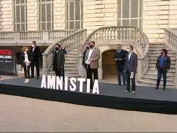 Los 9 líderes independentistas encarcelados posan junto a un cartel de "Amnistía" Los 9 líderes independentistas encarcelados posan junto a un cartel de "Amnistía"
