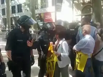 Más de 200 personas se concentran a las puertas del Liceu para rechazar indultos Más de 200 personas se concentran a las puertas del Liceu para rechazar indultos