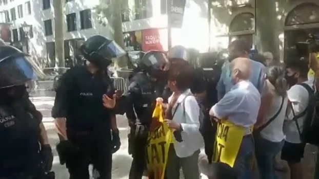 Más de 200 personas se concentran a las puertas del Liceu para rechazar indultos Más de 200 personas se concentran a las puertas del Liceu para rechazar indultos
