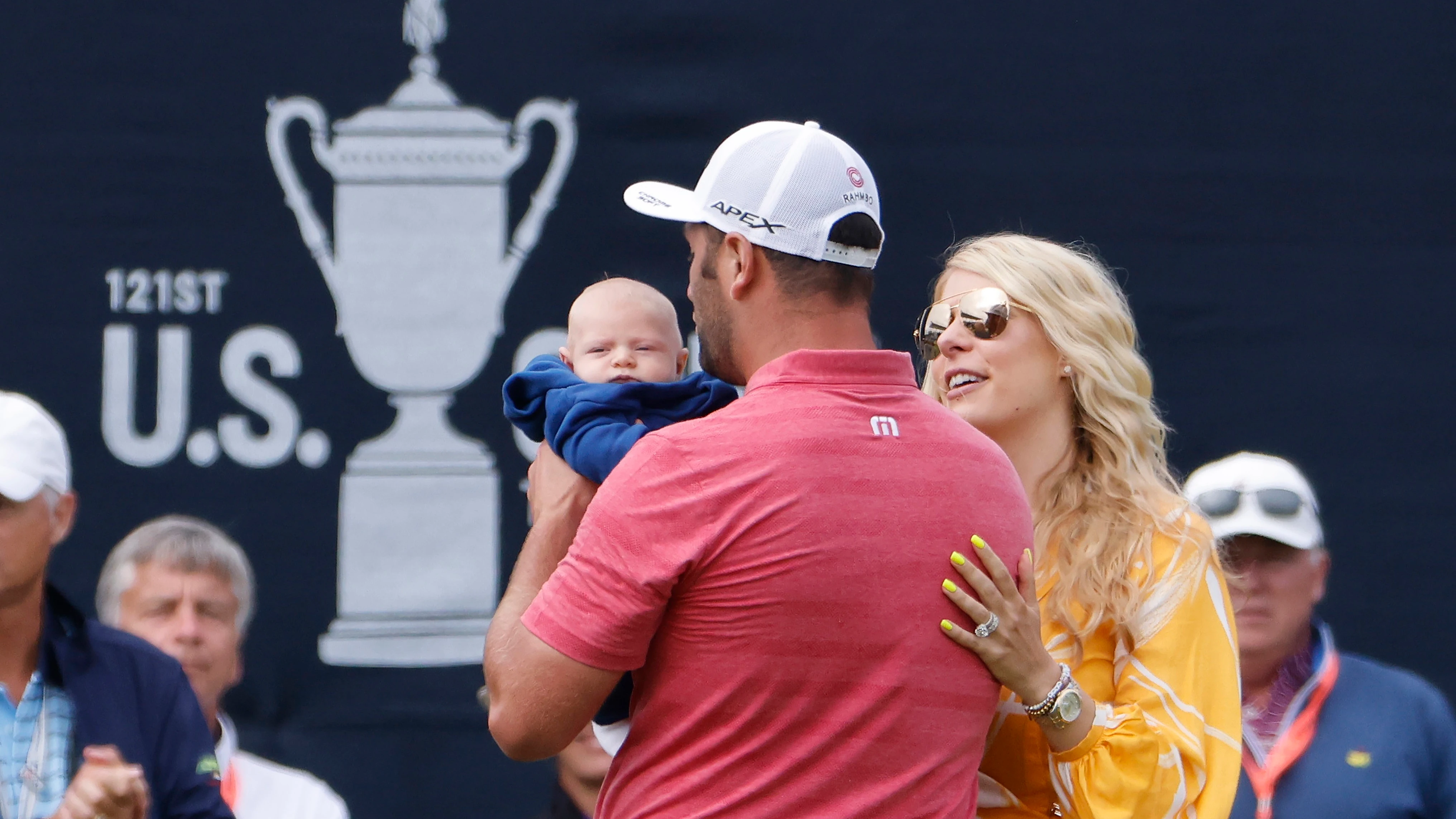 Jon Rahm con su hijo y su mujer tras ganar el US Open Jon Rahm con su hijo y su mujer tras ganar el US Open