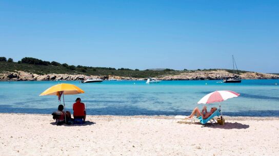 Turistas y ba&ntilde;istas disfrutan de las altas temperaturas en la playa de Son Parc
