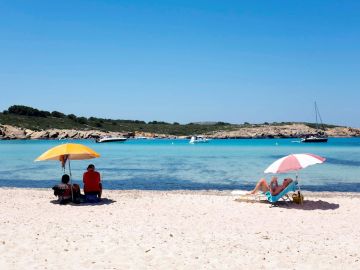 Turistas y bañistas disfrutan de las altas temperaturas en la playa de Son Parc