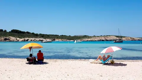 Turistas y bañistas disfrutan de las altas temperaturas en la playa de Son Parc Turistas y bañistas disfrutan de las altas temperaturas en la playa de Son Parc