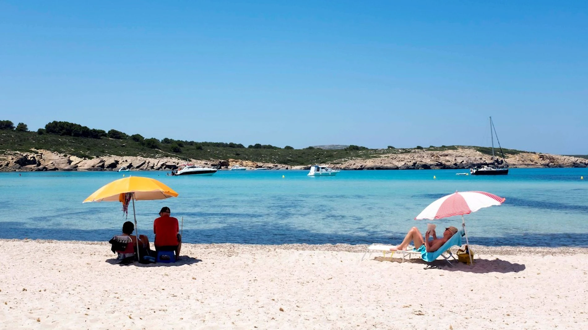 Turistas y bañistas disfrutan de las altas temperaturas en la playa de Son Parc
