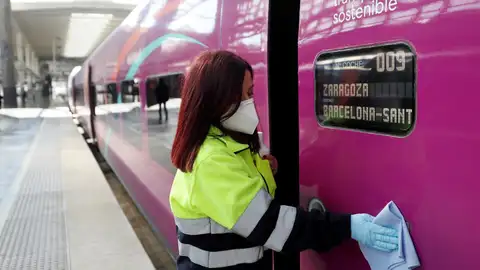 Una operaria prepara uno de los vagones antes de la salida del tren del nuevo servicio de alta velocidad de bajo coste Avlo, de Renfe, en la estación de Madrid Atocha Avlo, el servicio "low cost" de Renfe con billetes desde los siete euros, se inaugura el próximo 23 de junio
