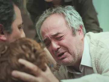 Enver entra en pánico al ver a Sirin inconsciente, sangre… y la pistola Enver entra en pánico al ver a Sirin inconsciente, sangre… y la pistola