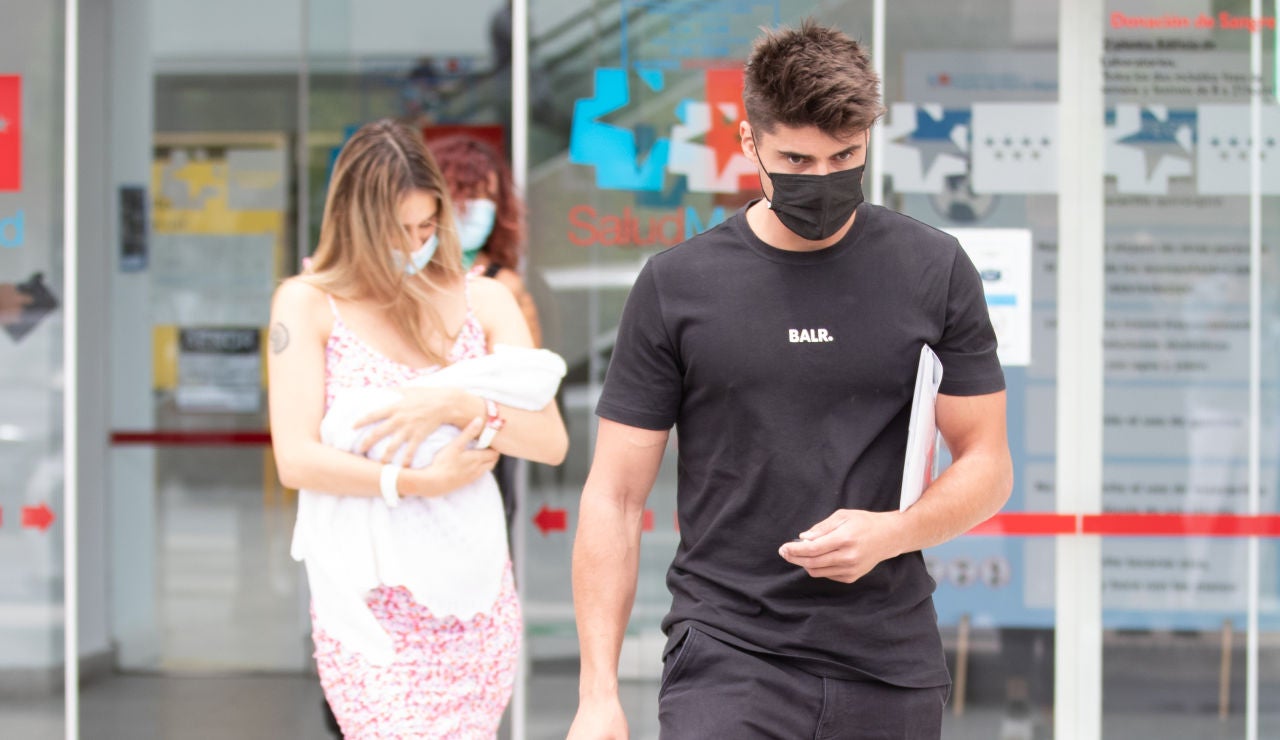 Las imágenes de Javier Tudela y su novia, Marina Romero, saliendo del hospital con su hijo