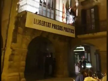 Los CDR descuelgan y queman la bandera española del Ayuntamiento de Vic
