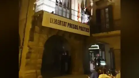 Los CDR descuelgan y queman la bandera española del Ayuntamiento de Vic Los CDR descuelgan y queman la bandera española del Ayuntamiento de Vic