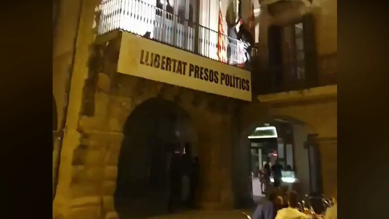 Los CDR descuelgan y queman la bandera española del Ayuntamiento de Vic Los CDR descuelgan y queman la bandera española del Ayuntamiento de Vic