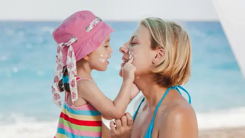 Madre y nena en playa Madre y nena en playa