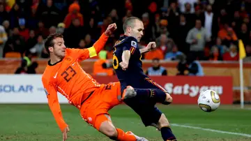 Van der Vaart no evita el gol de Iniesta en la final del Mundial 2010