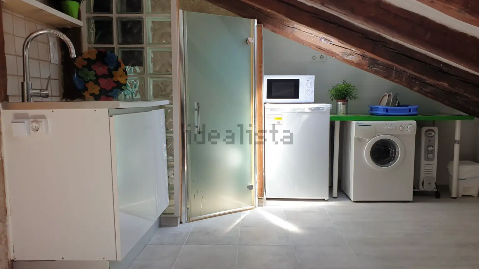 Ducharse junto a la nevera, Idealista incluye un piso de tan solo 20 metros por 400 euros al mes