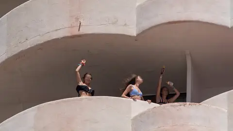 Tres jóvenes que se encuentran en aislamiento tras tener relación directa o indirecta con el brote por covid de un viaje de estudios en Mallorca, bailan en la terraza de una habitación del hotel Tres jóvenes que se encuentran en aislamiento tras tener relación directa o indirecta con el brote por covid de un viaje de estudios en Mallorca, bailan en la terraza de una habitación del hotel