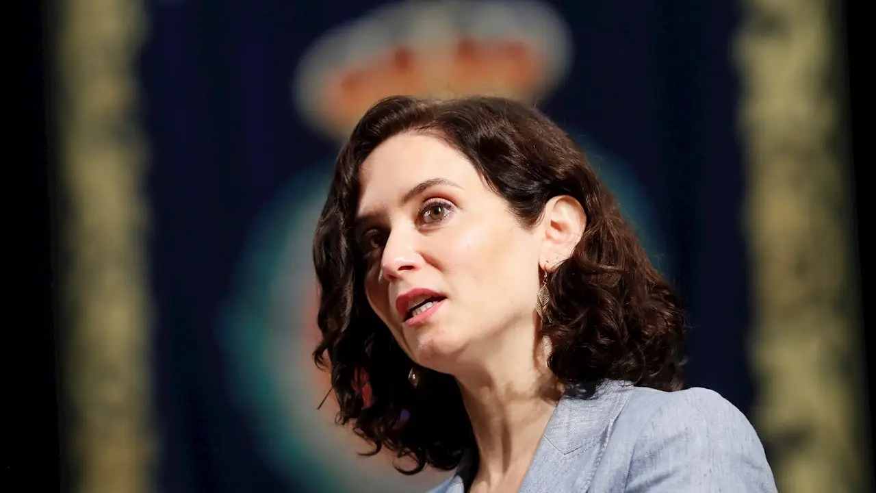 La presidenta madrileña, Isabel Díaz Ayuso, pronuncia un discurso mientras asiste a la toma de posesión del rector de la Universidad Rey Juan Carlos (URJC), Javier Ramos La presidenta madrileña, Isabel Díaz Ayuso, pronuncia un discurso mientras asiste a la toma de posesión del rector de la Universidad Rey Juan Carlos (URJC), Javier Ramos