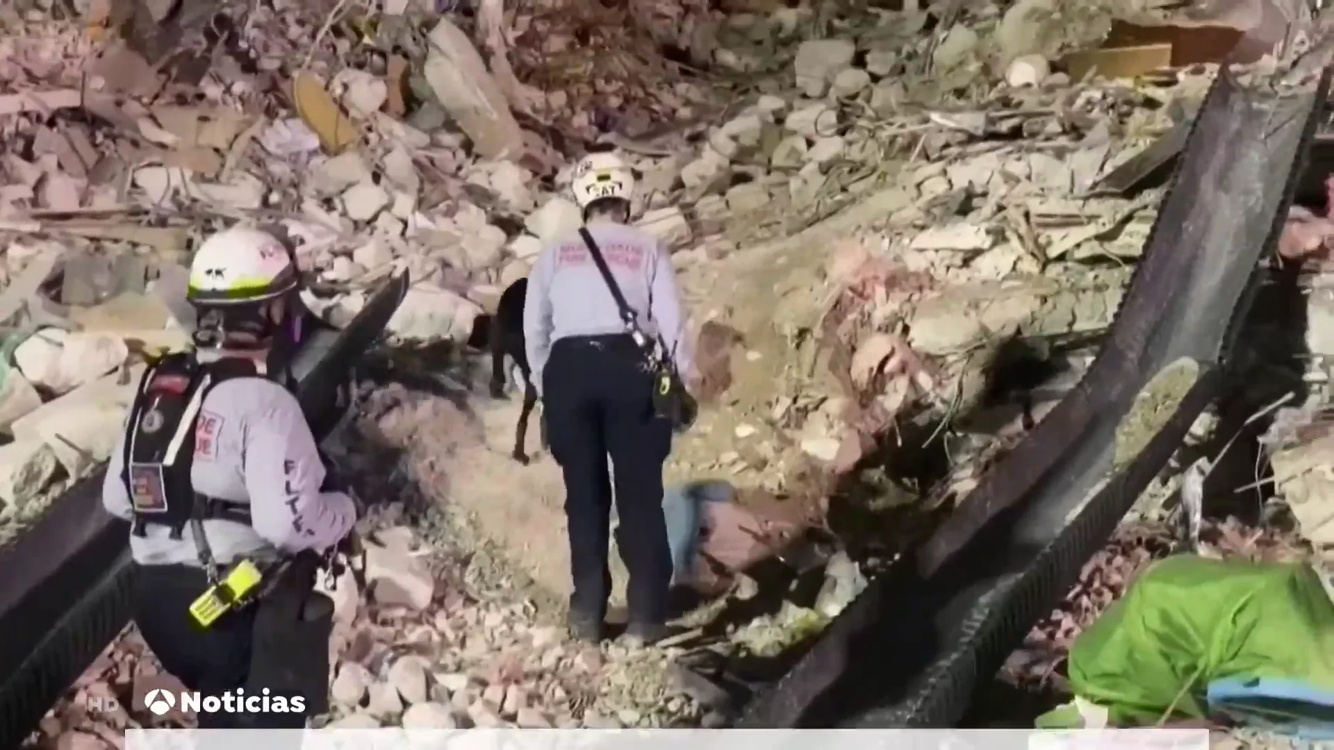 Los bomberos construyen un puente para seguir buscando a las v&iacute;ctimas del derrumbe en Miami