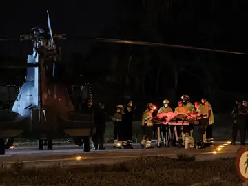 Evacuación en helicóptero de tres ocupantes de una patera a 500 km de Gran Canaria. Evacuación en helicóptero de tres ocupantes de una patera a 500 km de Gran Canaria.