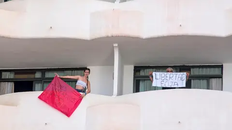Dos jóvenes que permanecen en aislamiento en el hotel Palma Bellver de Palma saludan desde los balcones de sus habitaciones, este martes en Palma de Mallorca Dos jóvenes que permanecen en aislamiento en el hotel Palma Bellver de Palma saludan desde los balcones de sus habitaciones, este martes en Palma de Mallorca