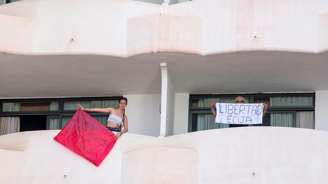 Dos jóvenes que permanecen en aislamiento en el hotel Palma Bellver de Palma saludan desde los balcones de sus habitaciones, este martes en Palma de Mallorca Dos jóvenes que permanecen en aislamiento en el hotel Palma Bellver de Palma saludan desde los balcones de sus habitaciones, este martes en Palma de Mallorca