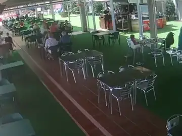 Dos policías fuera de servicio salvan la vida con la maniobra 'Heimlich' a una mujer que se atragantó comiendo en Benidorm Dos policías fuera de servicio salvan la vida con la maniobra 'Heimlich' a una mujer que se atragantó comiendo en Benidorm