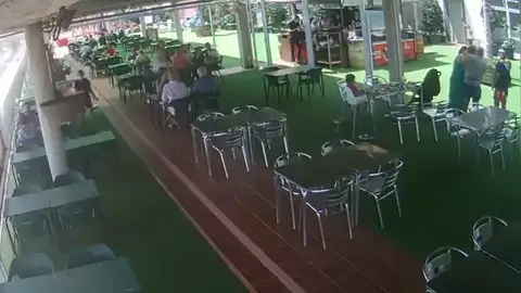 Dos policías fuera de servicio salvan la vida con la maniobra 'Heimlich' a una mujer que se atragantó comiendo en Benidorm Dos policías fuera de servicio salvan la vida con la maniobra 'Heimlich' a una mujer que se atragantó comiendo en Benidorm