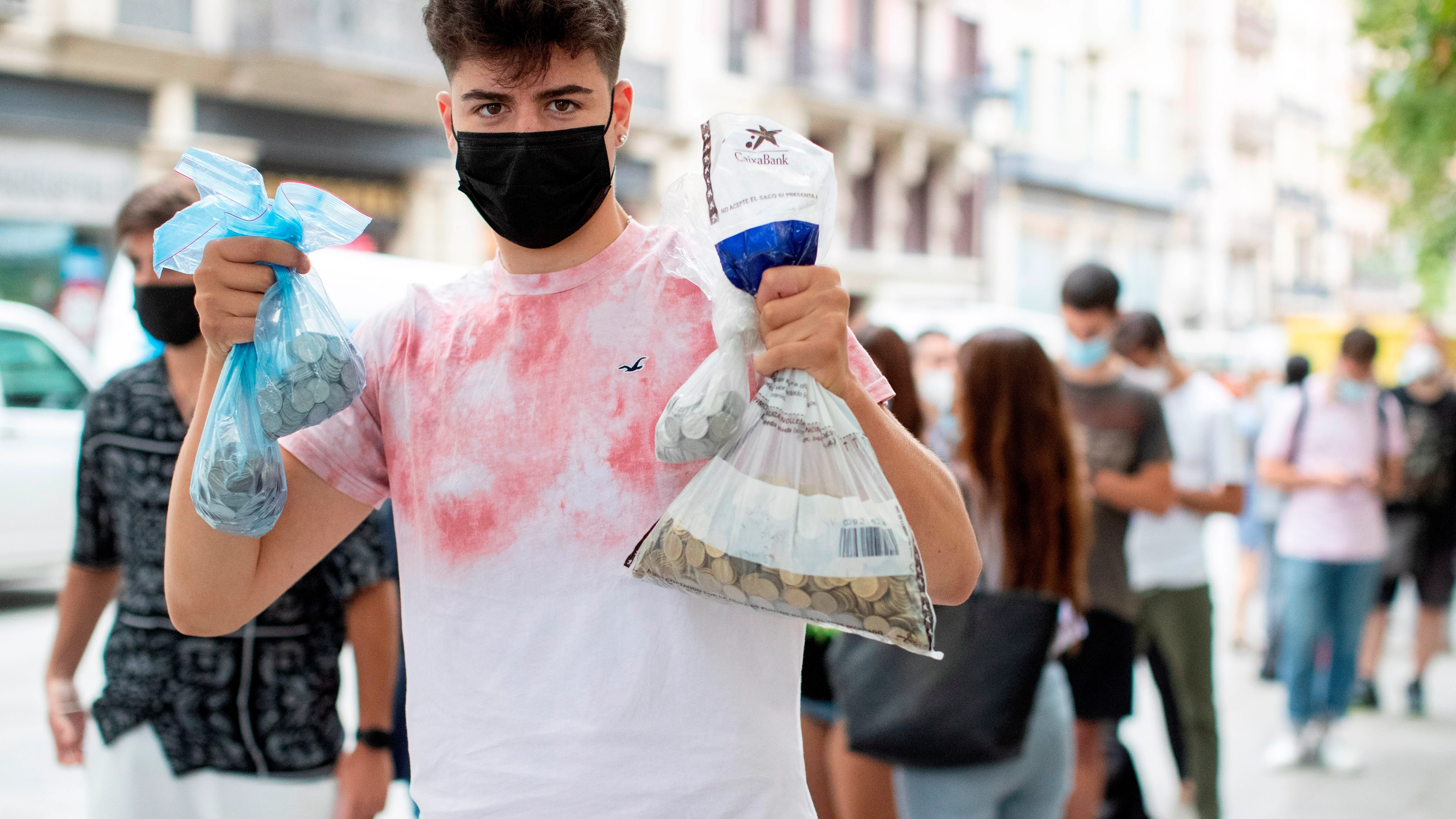 Persona con bolsas llenas de pesetas