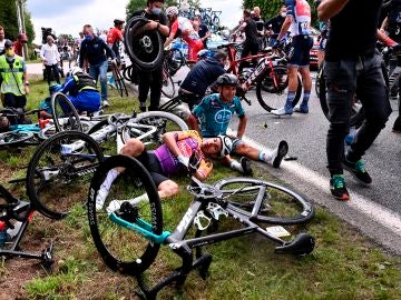 Varios ciclistas en el suelo tras la caída masiva en la etapa 1 del Tour de Francia