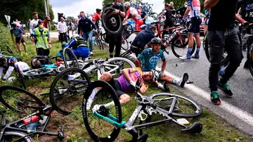 Varios ciclistas en el suelo tras la caída masiva en la etapa 1 del Tour de Francia Varios ciclistas en el suelo tras la caída masiva en la etapa 1 del Tour de Francia