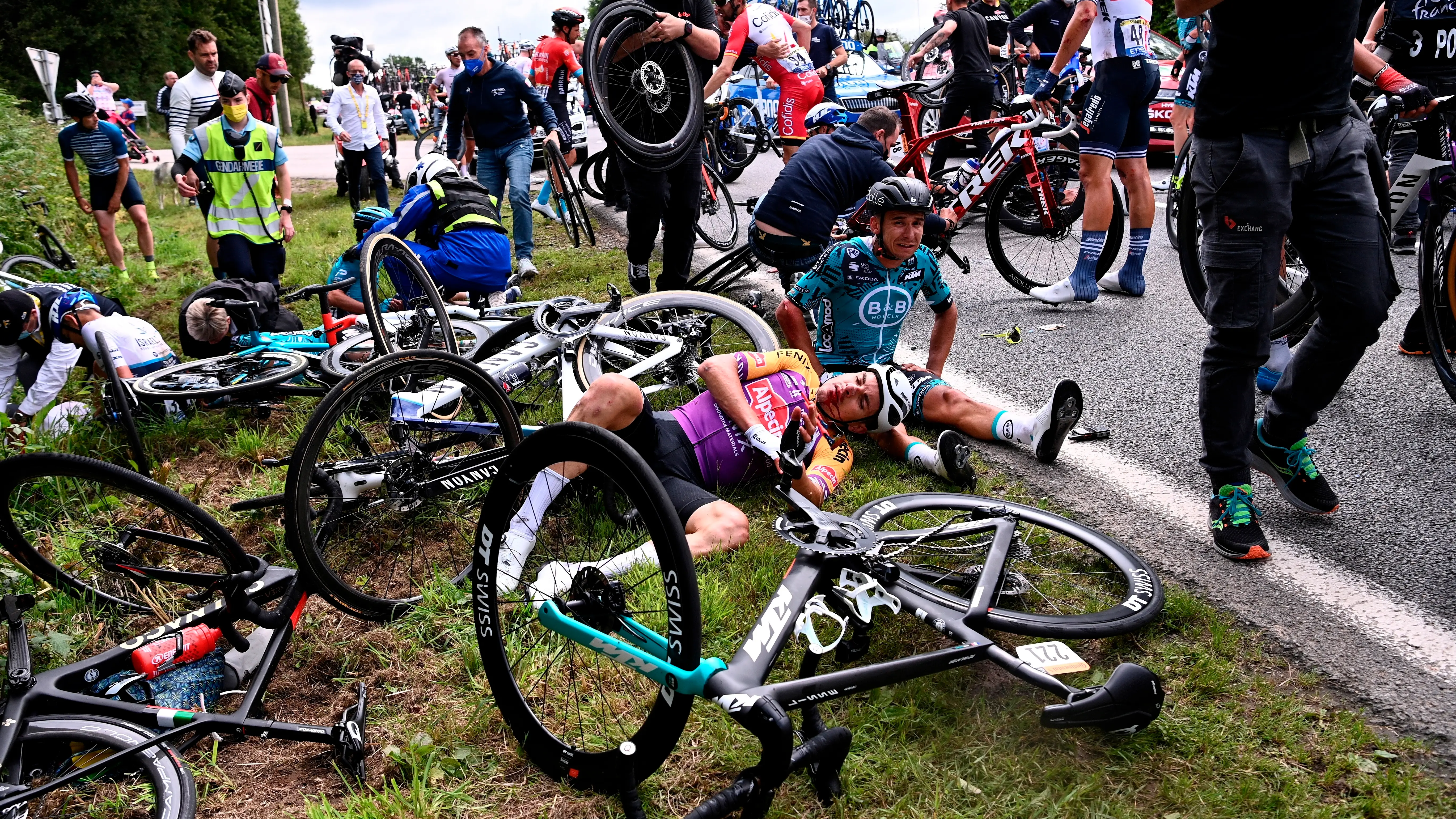 Varios ciclistas en el suelo tras la caída masiva en la etapa 1 del Tour de Francia Varios ciclistas en el suelo tras la caída masiva en la etapa 1 del Tour de Francia