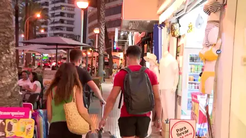 2 de los más de 200 jóvenes aislados tras el macrobrote de Mallorca abandonan el hotel 2 de los más de 200 jóvenes aislados tras el macrobrote de Mallorca abandonan el hotel