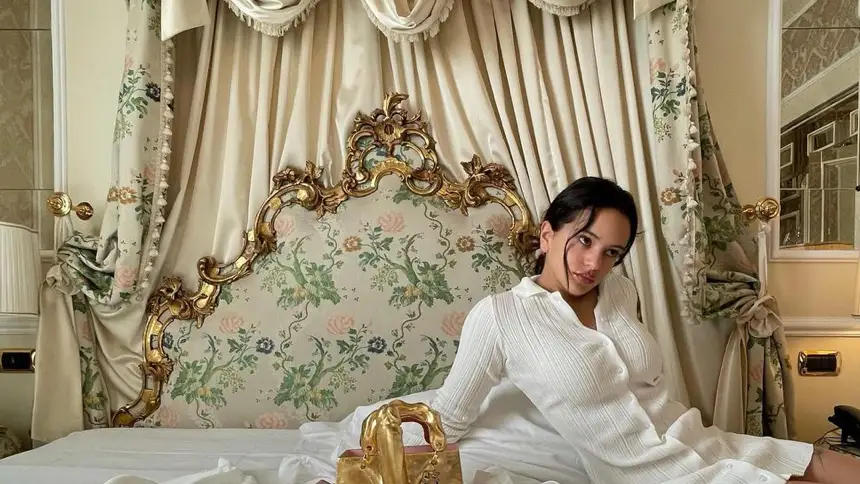 Post de Rosalía en IG con su estrambótico bolso. Post de Rosalía en IG con su estrambótico bolso.
