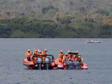 Al menos siete muertos tras el hundimiento de un ferry en Indonesia. Al menos siete muertos tras el hundimiento de un ferry en Indonesia.