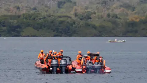 Al menos siete muertos tras el hundimiento de un ferry en Indonesia. Al menos siete muertos tras el hundimiento de un ferry en Indonesia.