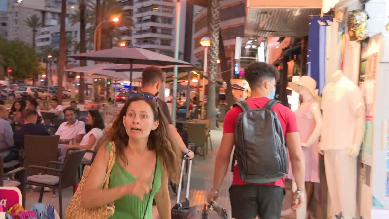 ¿Quién es la mujer que ha acompañado a dos jóvenes confinados de Mallorca al salir del 'hotel covid'?