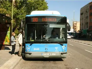 Autobús de la línea 180 de la EMT en Madrid Autobús de la línea 180 de la EMT en Madrid