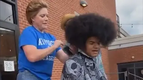 Se rapa el pelo tras seis años sin contarlo para donarlo. Se rapa el pelo tras seis años sin contarlo para donarlo.