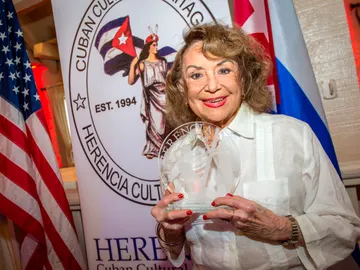 Delia Fiallo, escritora cubana, mientras recibe el Premio Herencia 2018 en Miami Delia Fiallo, escritora cubana, mientras recibe el Premio Herencia 2018 en Miami