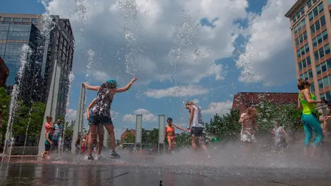 El Servicio Meteorológico Nacional (NWS, en inglés) de Estados Unidos advirtió este lunes sobre la "ola de calor histórica" El Servicio Meteorológico Nacional (NWS, en inglés) de Estados Unidos advirtió este lunes sobre la "ola de calor histórica"