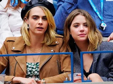 Cara Delevingne y Ashley Benson Cara Delevingne y Ashley Benson